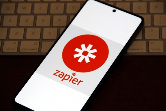 Zapier - Ferramenta de automa&ccedil;&atilde;o de fluxo de trabalho baseada em nuvem que permite conectar diferentes aplicativos e servi&ccedil;os da web (como Gmail, Slack, Google Sheets, HubSpot, etc.).