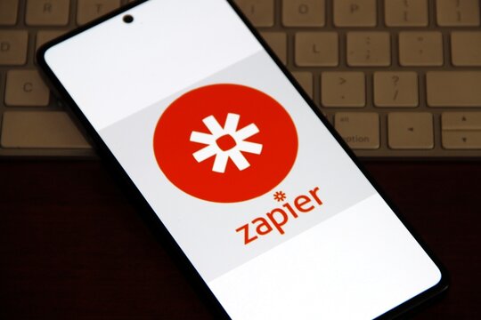 Zapier - Ferramenta de automa&ccedil;&atilde;o de fluxo de trabalho baseada em nuvem que permite conectar diferentes aplicativos e servi&ccedil;os da web (como Gmail, Slack, Google Sheets, HubSpot, etc.).