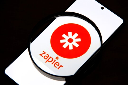 Zapier - Ferramenta de automa&ccedil;&atilde;o de fluxo de trabalho baseada em nuvem que permite conectar diferentes aplicativos e servi&ccedil;os da web (como Gmail, Slack, Google Sheets, HubSpot, etc.).