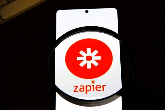 Zapier - Ferramenta de automa&ccedil;&atilde;o de fluxo de trabalho baseada em nuvem que permite conectar diferentes aplicativos e servi&ccedil;os da web (como Gmail, Slack, Google Sheets, HubSpot, etc.).