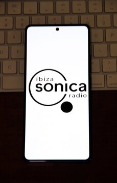 Ibiza Sonica Radio - R&aacute;dio online e FM (95.2 em Ibiza) de m&uacute;sica eletr&ocirc;nica, fundada em 2006 na Espanha. Ela &eacute; considerada o "alto-falante" da capital mundial da m&uacute;sica eletr&ocirc;nica.