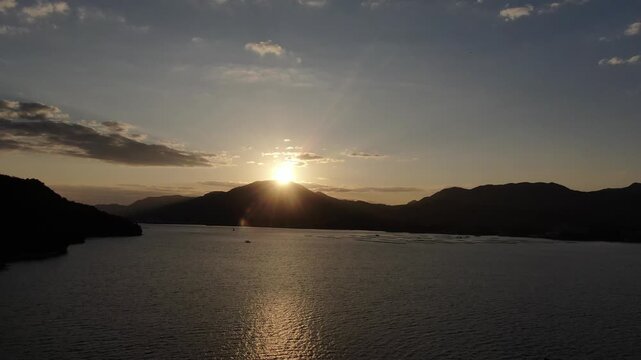 【4Kドローン映像】空から望む夕日の絶景 ― 一日の終わりを染める黄金の光