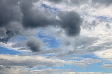 Obraz premium Cloudscape filling the sky with varying shades of grey and blue