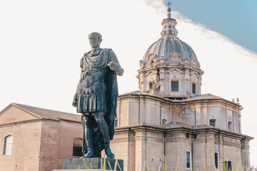 Obraz premium Statue of Julius Caesar Standing Proudly in Historic Center of Ancient City