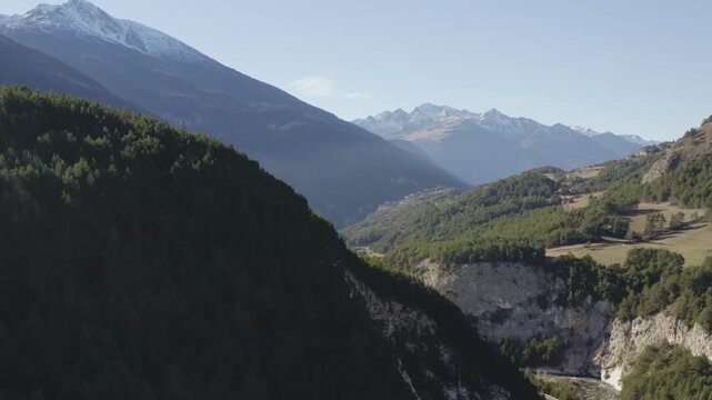 Drone Valll&eacute;e de montagne