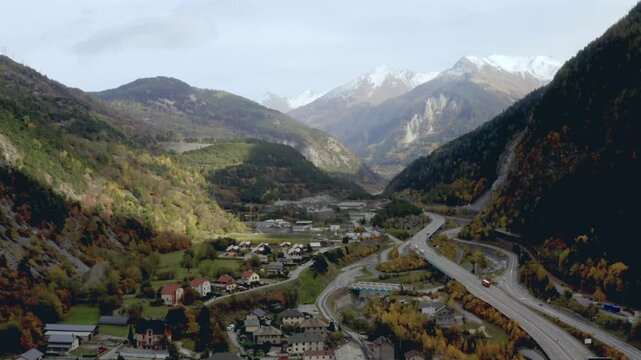 Drone vall&eacute;e en automne