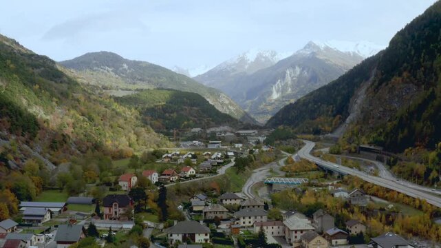 Drone vall&eacute;e en automne
