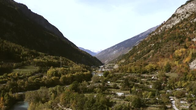 Drone vall&eacute;e en automne