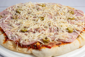 pizza italiana con jamon y queso