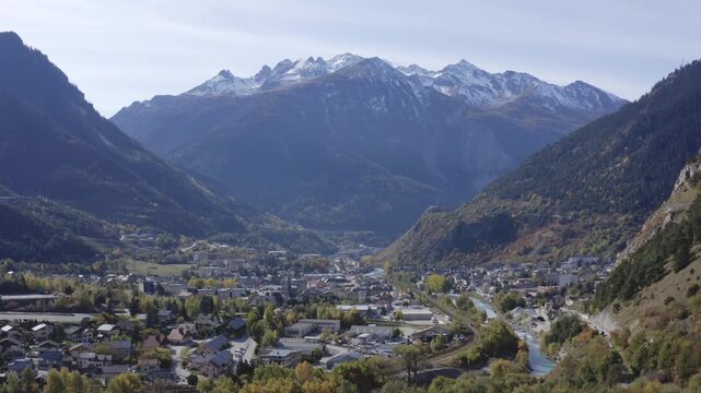 Drone ville de montagne en &eacute;t&eacute; Modane