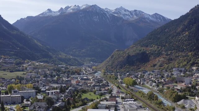 Drone ville de montagne en &eacute;t&eacute; Modane