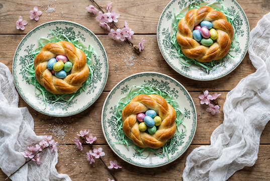 Mini monas de Pascua trenzadas con huevos de 
Pascua de colores en el centro