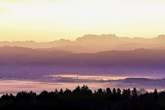 View from Horben of Lake Zug with the town of Cham and Zug, behind it the snow-capped mountains Fl&uuml;brig and Vrenelisg&auml;rtli in the light of dawn, Beinwil-Freiamt, Canton, Aargau, Switzerland