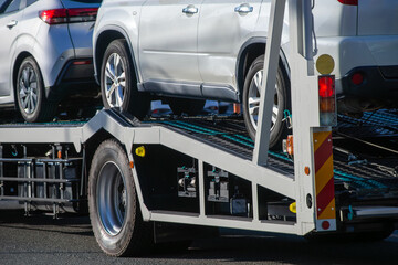 キャリアカーで運搬される自動車