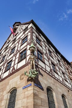 Pilatushaus, half-timbered house below the Kaiserburg near the Tierg&auml;rtnertor, sculpture of St. George as dragon slayer, Old Town, Nuremberg, Middle Franconia, Bavaria, Germany