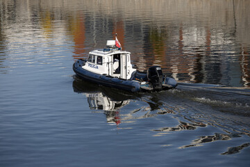 Policyjna motorówka na rzece w akcji ratunkowej. © FotoDax