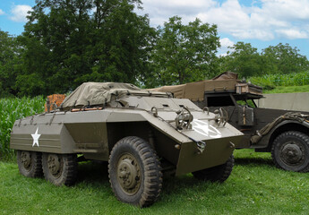 Naklejka premium Military vehicle with a star on the front and a white stripe on the side