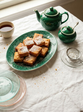 Leche frita, postre tradicional espa&ntilde;ol de Semana Santa, sobre un plato, con luz natural.