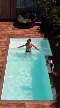 homem em lazer na piscina nas f&eacute;rias de ver&atilde;o 