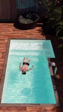 homem em lazer na piscina nas f&eacute;rias de ver&atilde;o 