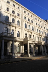 Fototapeta premium Luxury White Classical Apartment Building with Balconies and Ornate Iron Railings in London