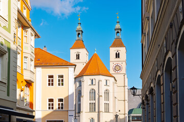 Obraz premium Exterior view of the Neupfarrkirche New Parish Church in Neupfarrplatz square in the historic Altstadt Old Town of the Bavarian city of Regensburg, Germany.