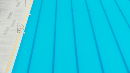 Obraz premium An aerial view of a modern, clean, and safe outdoor swimming pool.