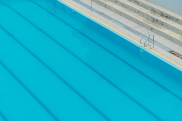 Obraz premium An aerial view of a modern, clean, and safe outdoor swimming pool.