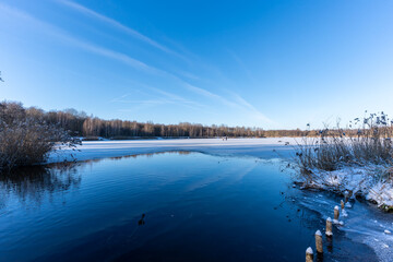 Der teilweise zugefrorende Lauersche Waldsee in Leipzig, Deutschland