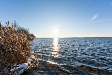 Ein sonniger Wintertag am Cospudener See in Leipzig, Deutschland
