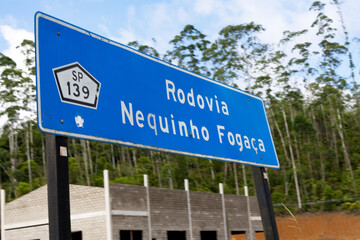 Diagonal image of a sign on the side of a Brazilian highway that reads "Neguinho Foga&ccedil;a Highway".