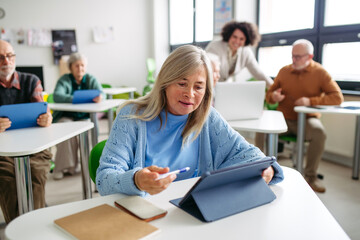 Obraz premium Older woman learning digital skills in community center.