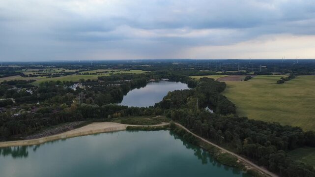 Feldlandschaft im Vergleich: Gepfl&uuml;gter Acker und gr&uuml;nes Grasland aus der Luft