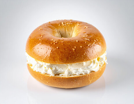디저트-베이커리-빵-베이글-플레인 베이글-크림치즈-베이글 크림치즈-흰색 배경