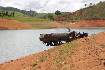 Paisagem serena de represa cercada pela natureza, refletindo o c&eacute;u e a tranquilidade do ambiente. A cena transmite calma, equil&iacute;brio, sustentabilidade e conex&atilde;o com a &aacute;gua como fonte de vida. 