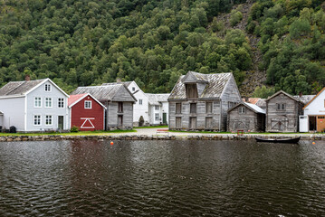 Obraz premium Old traditional Norwegian houses at a duck pond in Laerdalsoyri