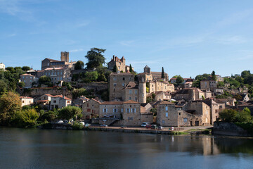 Obraz premium Medieval village of Puy l'Évêque in France, on the banks of a river