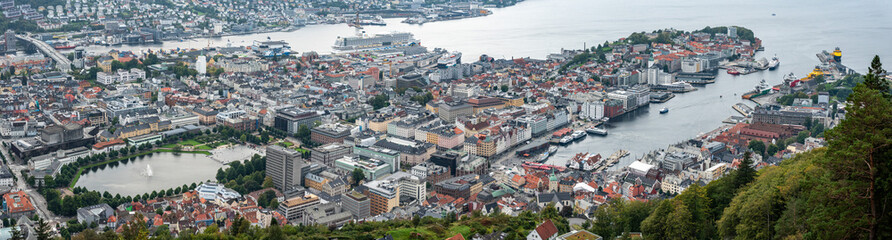 Obraz premium Vagen bay and Puddefjord in Bergen, seen from mount Floyen