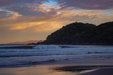 Obraz premium perspectiva, pôr-do-sol Praia Palmas do Arvoredo cidade de Governador Celso Ramos Santa Catarina Brasil região da Grande Florianopolis