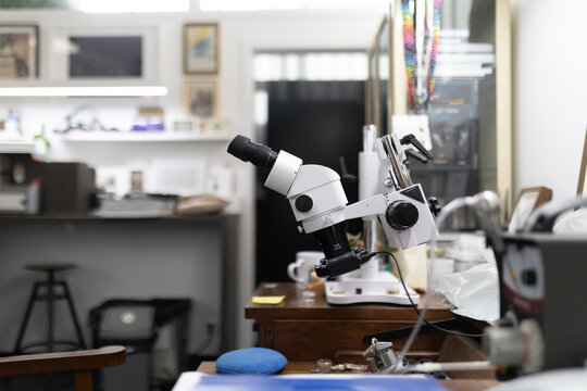 Optical equipment for precision work in a workshop