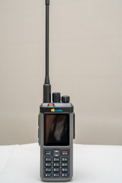 Iradio UV98 amateur radio walkie-talkie, triband VHF UHF HF, LF, SSB, AM, FM, GPS, APRS, CB radio, with simultaneous display of all 3 frequencies.