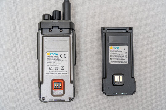Battery with technical information for the Iradio UV98 triband amateur radio walkie-talkie VHF UHF HF, LF, SSB, AM, FM, GPS, APRS, CB radio, with simultaneous display of the 3 frequencies.