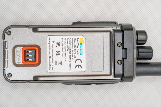 Battery with technical information for the Iradio UV98 triband amateur radio walkie-talkie VHF UHF HF, LF, SSB, AM, FM, GPS, APRS, CB radio, with simultaneous display of the 3 frequencies.