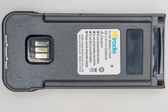 Battery with technical information for the Iradio UV98 triband amateur radio walkie-talkie VHF UHF HF, LF, SSB, AM, FM, GPS, APRS, CB radio, with simultaneous display of the 3 frequencies.
