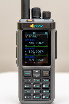 Iradio UV98 amateur radio walkie-talkie, triband VHF UHF HF, LF, SSB, AM, FM, GPS, APRS, CB radio, with simultaneous display of all 3 frequencies.