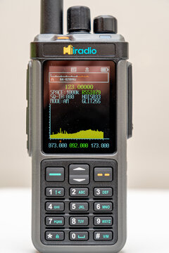 Iradio UV98 amateur radio walkie-talkie, triband VHF UHF HF, LF, SSB, AM, FM, GPS, APRS, CB radio, with simultaneous display of all 3 frequencies.