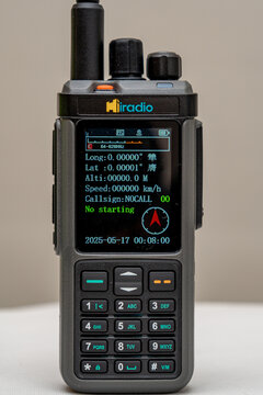 Iradio UV98 amateur radio walkie-talkie, triband VHF UHF HF, LF, SSB, AM, FM, GPS, APRS, CB radio, with simultaneous display of all 3 frequencies.