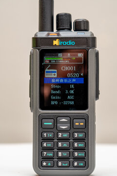 Iradio UV98 amateur radio walkie-talkie, triband VHF UHF HF, LF, SSB, AM, FM, GPS, APRS, CB radio, with simultaneous display of all 3 frequencies.