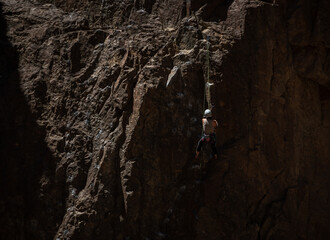 escalada en roca deportiva con arnes , la clave es la gestion de la seguridad 