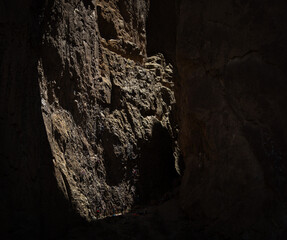 grupo de personas practicando escalada en roca con arnes , deporte en lugares de paredones de gran altura 
